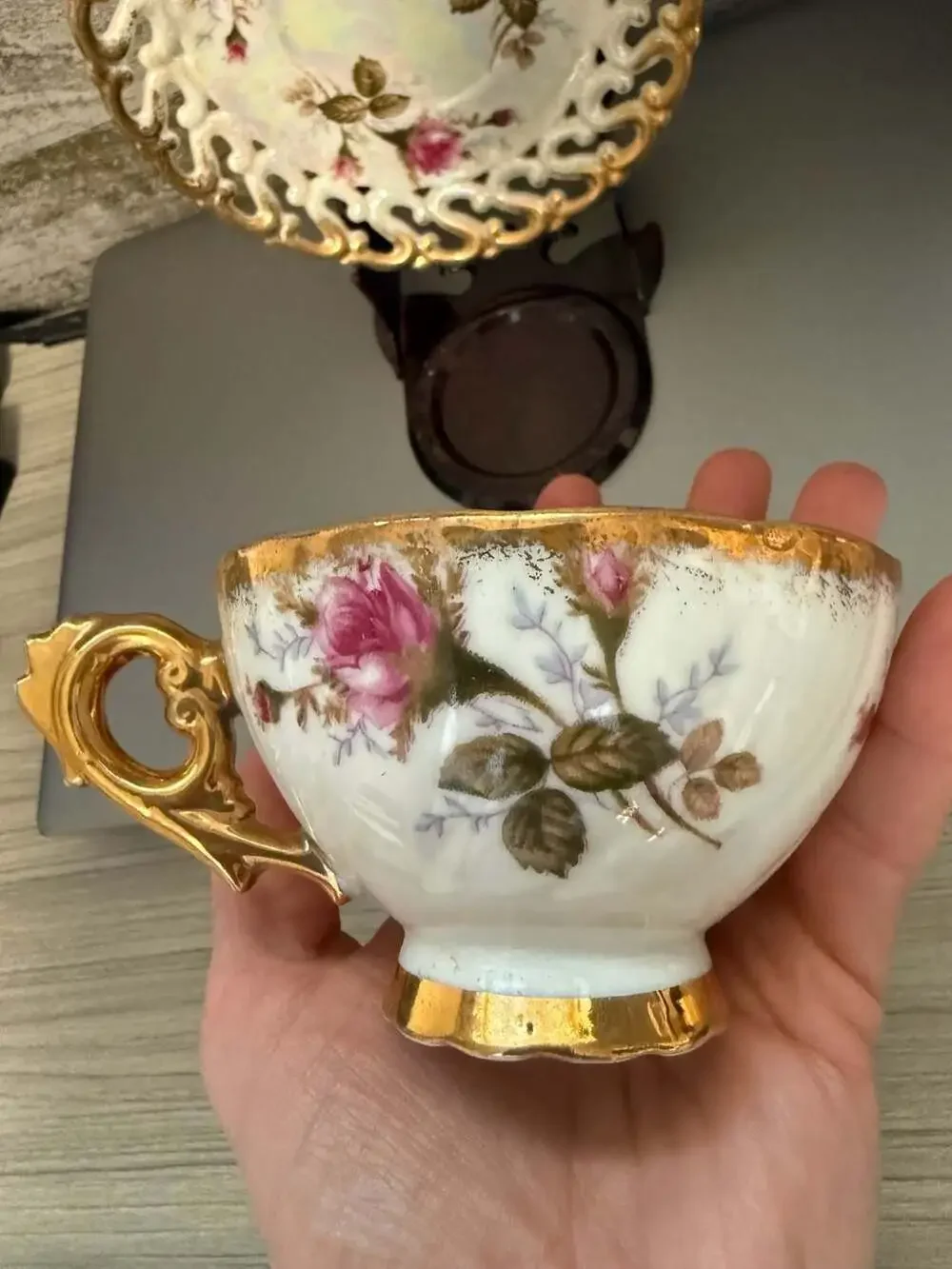 VTG Royal Sealy Fine Bone China Tea Cup & Saucer w/Roses & Gold Trim